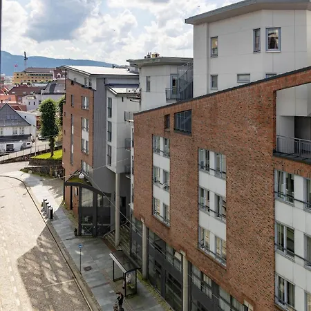 With Three Bedrooms In The Middle Of Bergen! דירה *