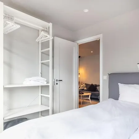 With Three Bedrooms In The Middle Of Bergen! דירה ברגן