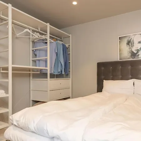 With Three Bedrooms In The Middle Of Bergen! דירה
