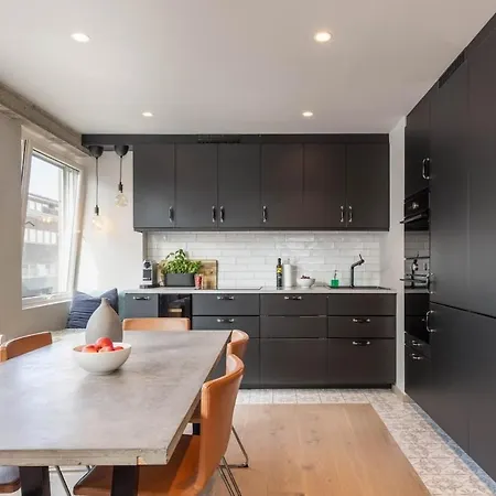 With Three Bedrooms In The Middle Of Bergen! ברגן